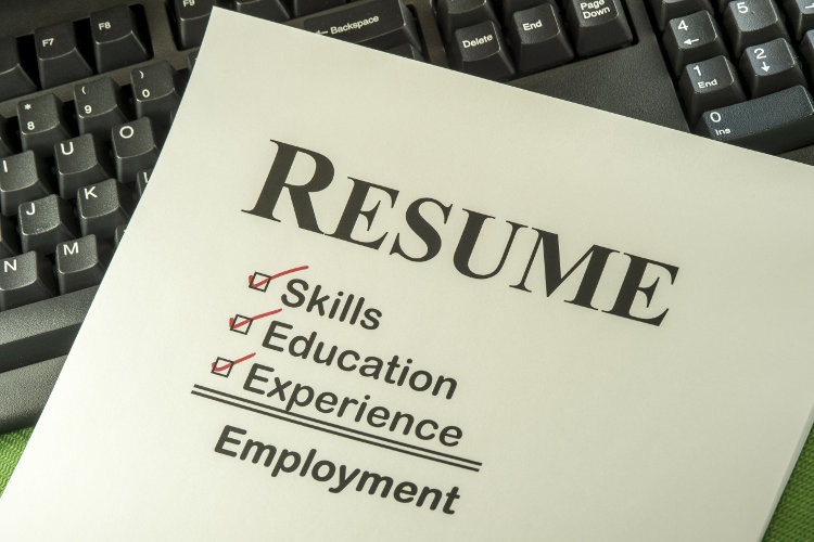 در ادامه این مطلب بیان می کنیم که برای اینکه یک رزومه تخصصی خوب بنویسیم How to write a specialty resume چگونه عمل کنیم و چه روندی را طی کنیم.
