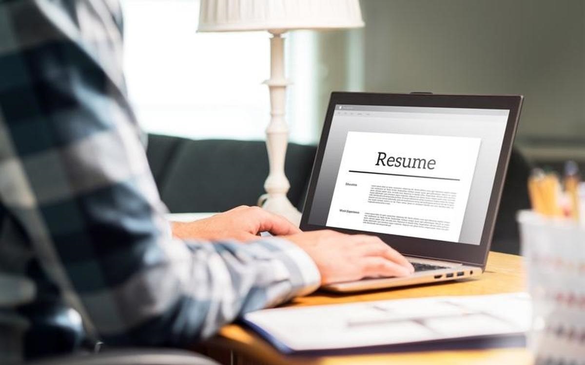 در این مطلب با چگونگی ساخت و نوشتن رزومه شغلی تخصصی How to write a specialty resume توسط کارجویان محترم و مزایای رزومه نویسی در سایت کاریابی مشاغل کامپیوتر آشنا شویم.