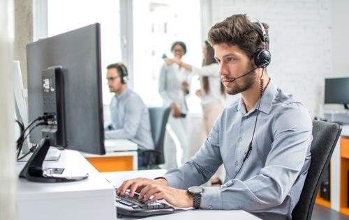 یک نیروی کارشناس پشتیبانی نرم افزار چنانچه بخواهد وارد بازار کار شود می تواند سراغ شرکت های مدیریت و پشتیبانی و یا تولید نرم افزار مراجعه نموده تا در صورت داشتن شرایط و مهارتهای لازم استخدام آن شرکت گردد.